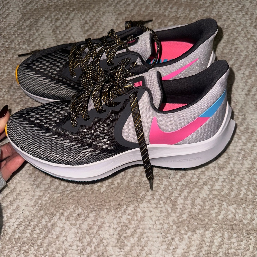 Nike Women's Black and Pink Athletic Shoes